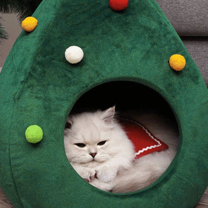 Chat blotti douillettement dans sa grotte panier Noël, ambiance chaleureuse